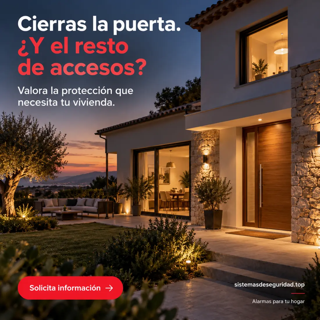 Casa cerrada al anochecer con varios accesos