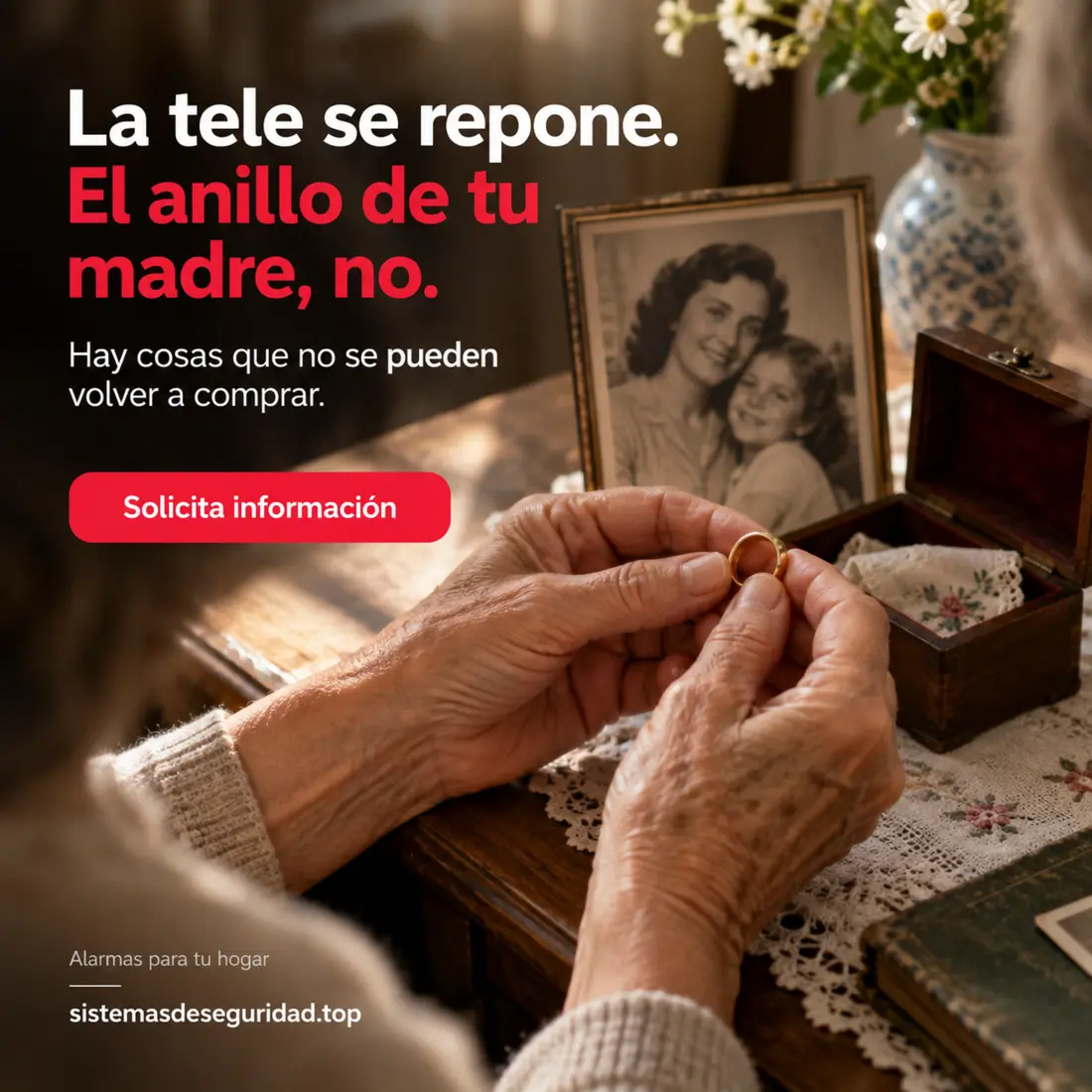 Persona sosteniendo un anillo familiar frente a una televisión dañada
