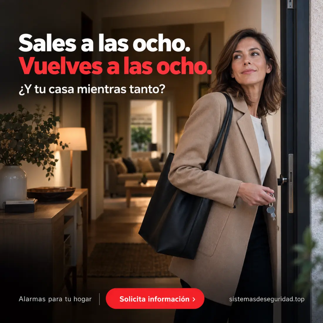 Mujer entrando en casa al anochecer